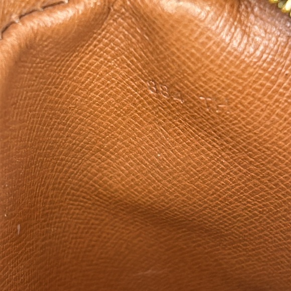 LOUIS VUITTON Louis Vuitton Clutched Bag - Picture 9 of 10